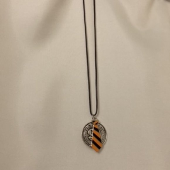 ⭐️ Host Pick ⭐️ NWOT - Harry Potter Necklace 9 3/4 Platform Tie Charms (Replica) - Picture 3 of 6